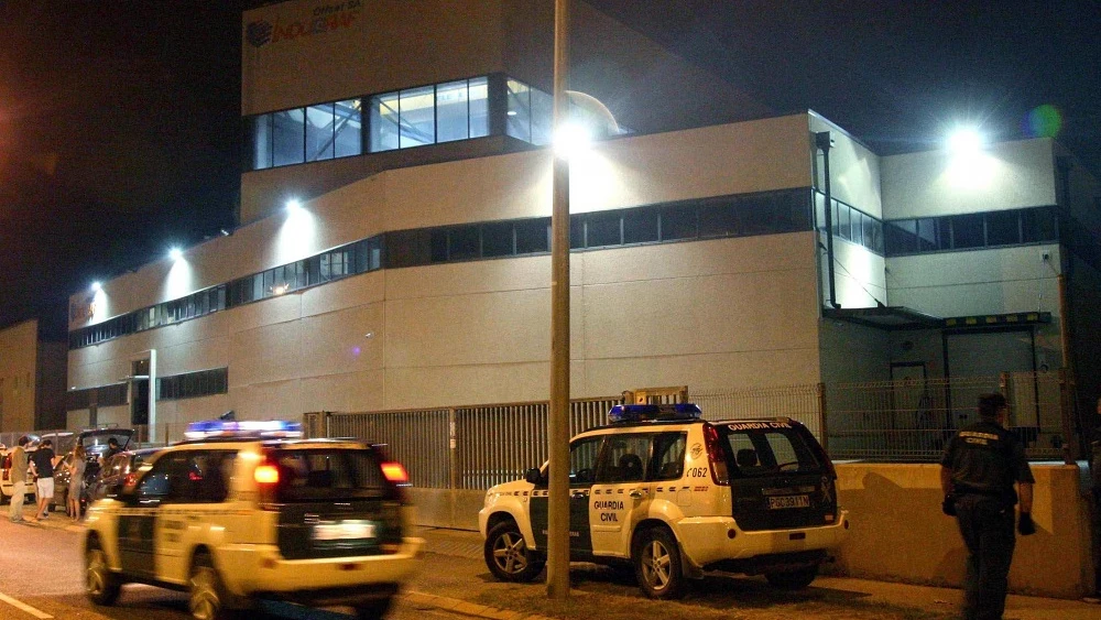 Agentes de la Guardia Civil custodiando la entrada a la imprenta de Constantí, Tarragona