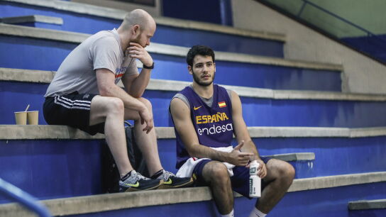 Abrines, en la grada antes de un partido