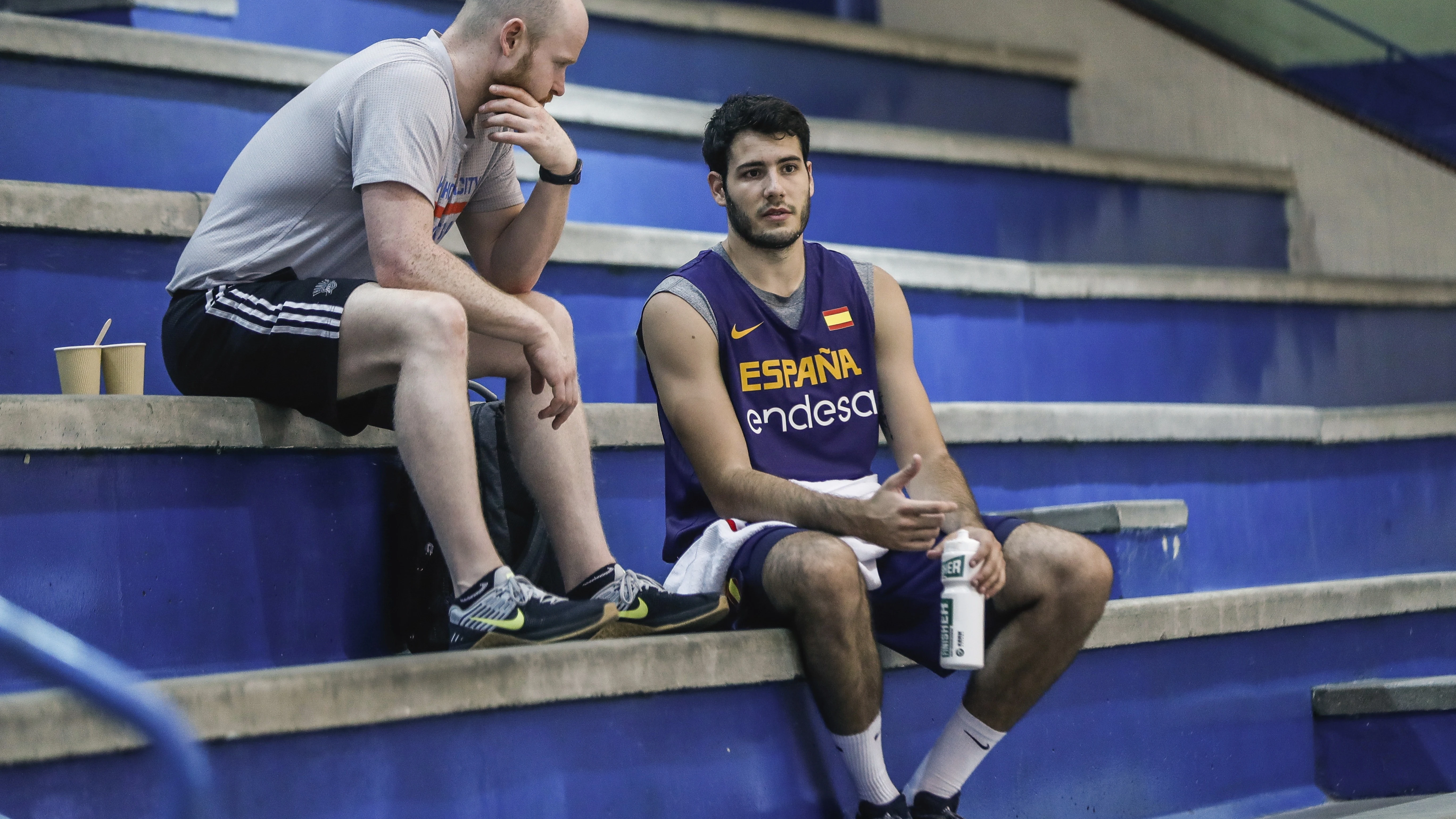 Abrines, en la grada antes de un partido