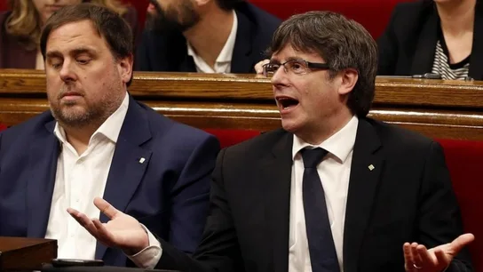 Carles Puigdemont y Oriol Junqueras en el pleno del Parlament Carles Puigdemont y Oriol Junqueras en el pleno del Parlament
