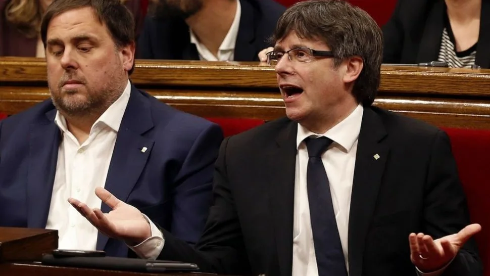 Carles Puigdemont y Oriol Junqueras en el pleno del Parlament