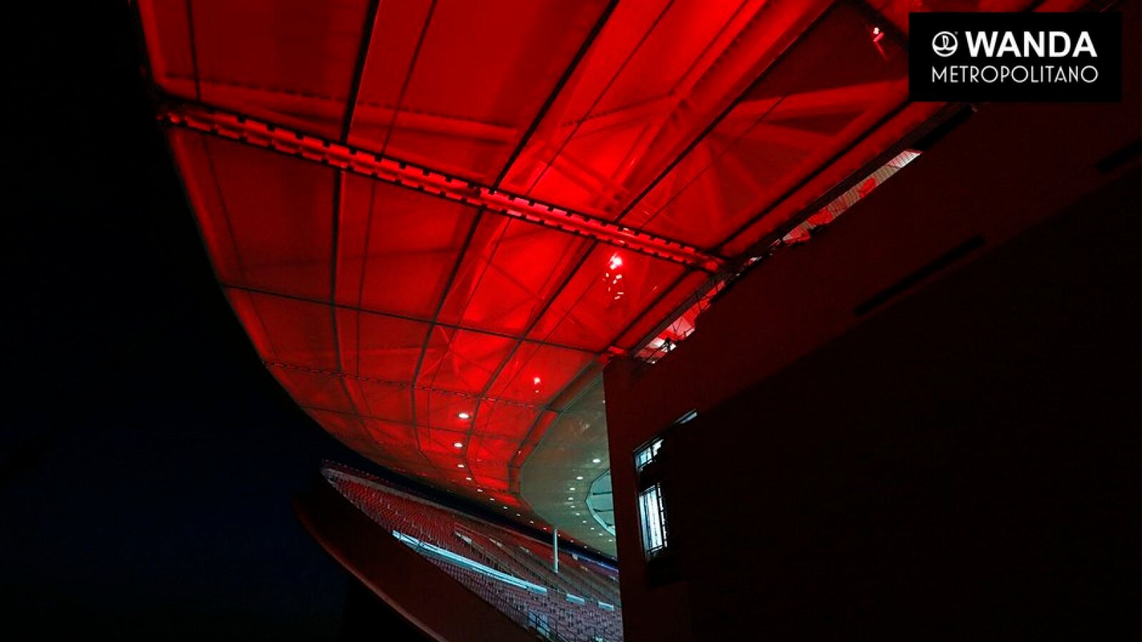 El Wanda Metropolitano ya brilla en la noche de Madrid