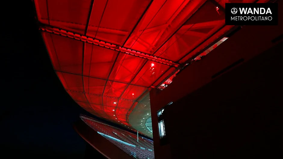 El Wanda Metropolitano ya brilla en la noche de Madrid