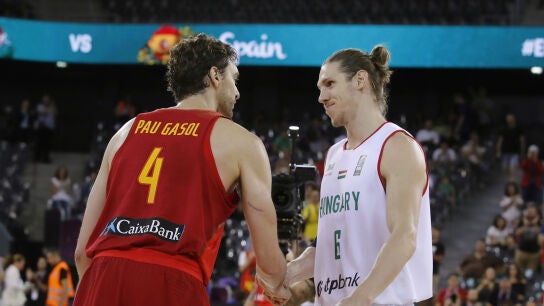 Akos Keller, de Hungr&iacute;a, felicita a Pau Gasol por su r&eacute;cord de anotaci&oacute;n en el Eurobasket
