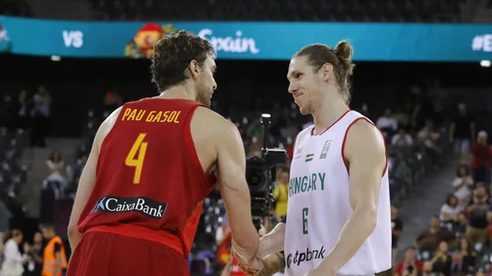 Akos Keller, de Hungría, felicita a Pau Gasol por su récord de anotación en el Eurobasket Akos Keller, de Hungría, felicita a Pau Gasol por su récord de anotación en el Eurobasket