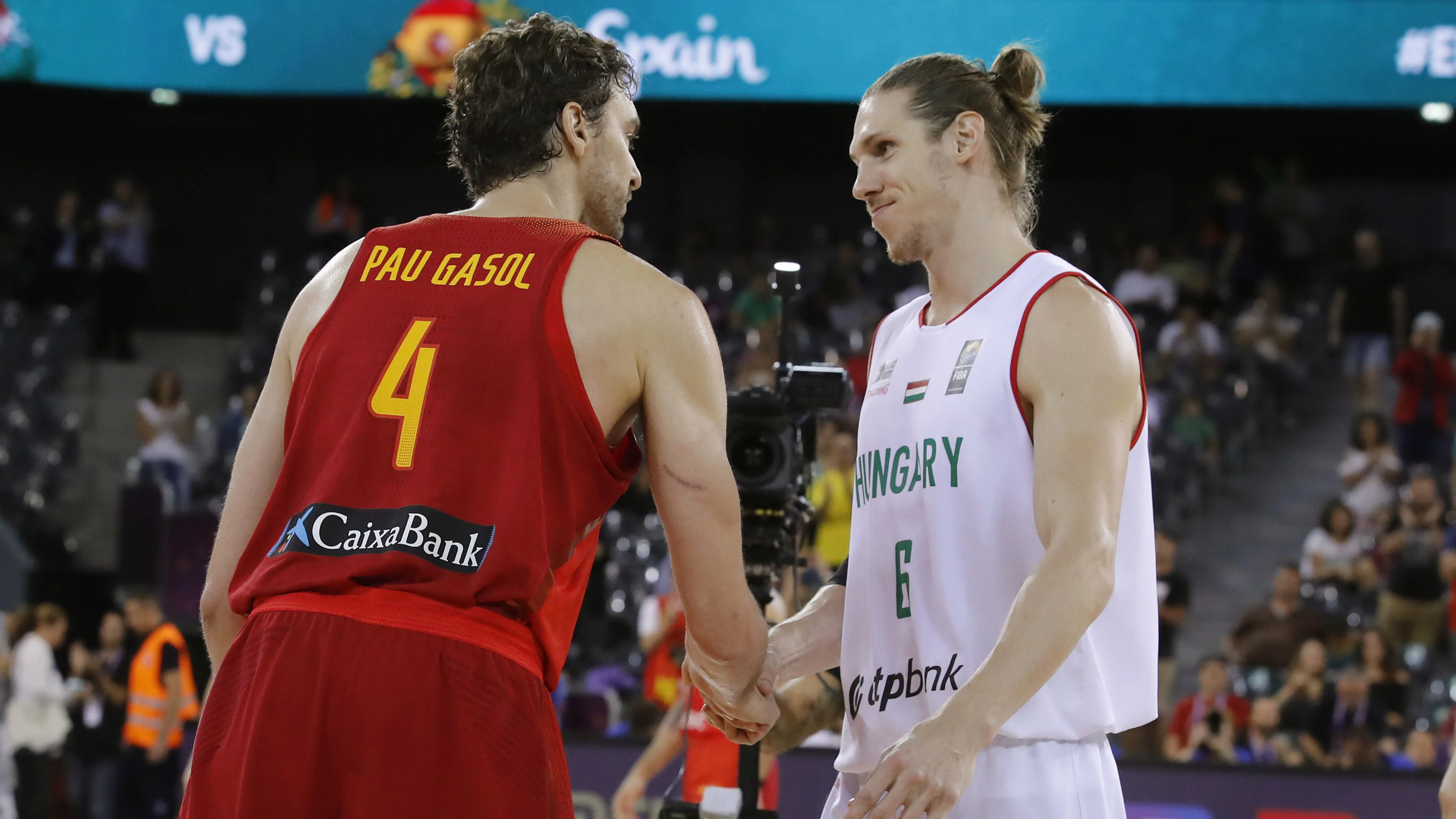 Akos Keller, de Hungría, felicita a Pau Gasol por su récord de anotación en el Eurobasket Akos Keller, de Hungría, felicita a Pau Gasol por su récord de anotación en el Eurobasket