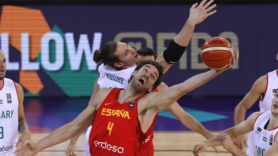 Pau Gasol intenta capturar un rebote ante Hungría Pau Gasol intenta capturar un rebote ante Hungría
