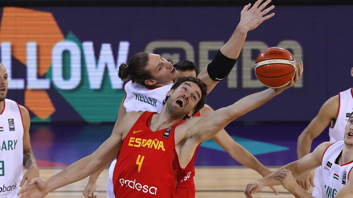 Pau Gasol intenta capturar un rebote ante Hungría Pau Gasol intenta capturar un rebote ante Hungría