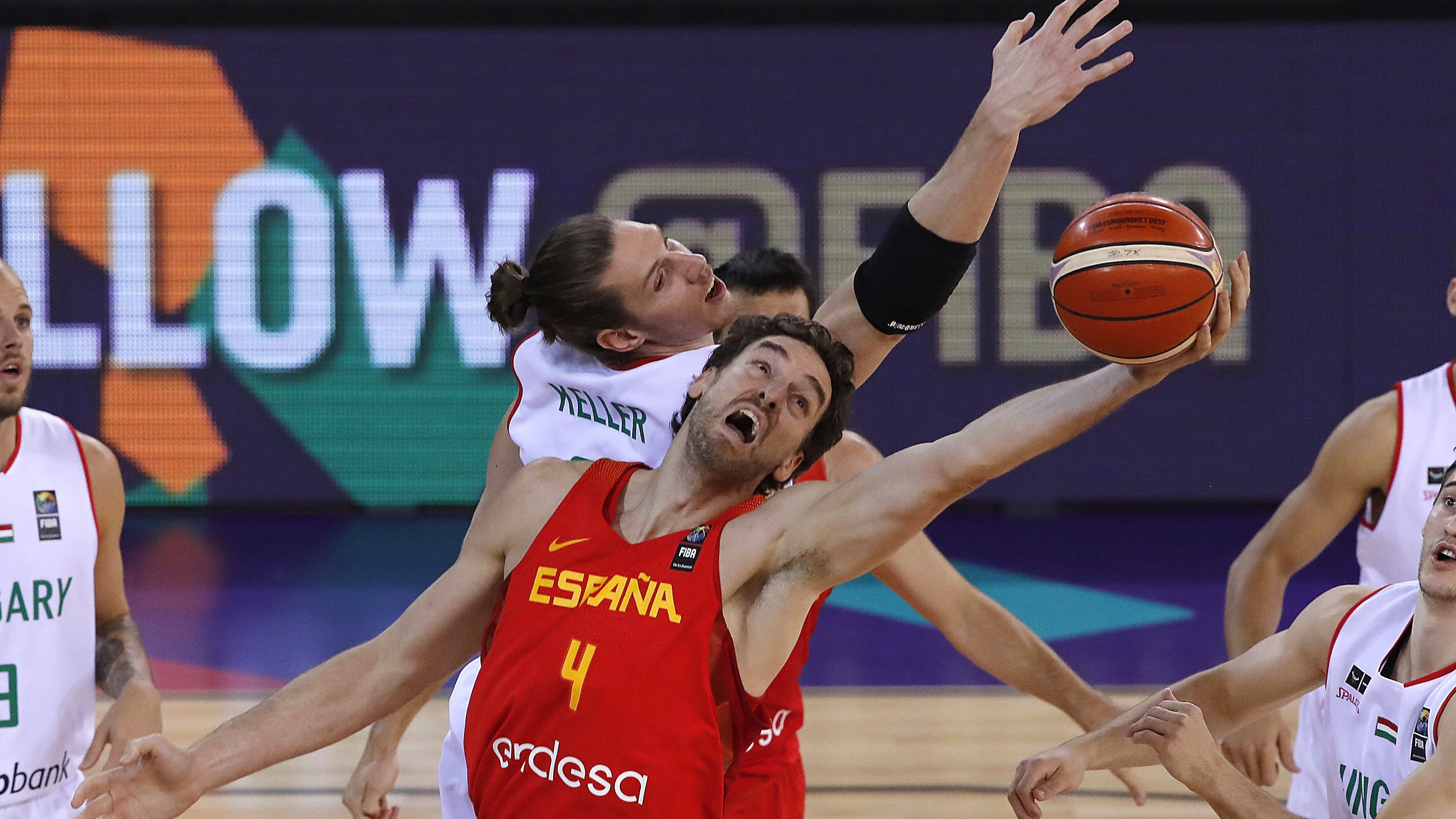 Pau Gasol intenta capturar un rebote ante Hungría