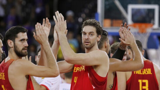 Pau Gasol aplaude junto a sus compa&ntilde;eros