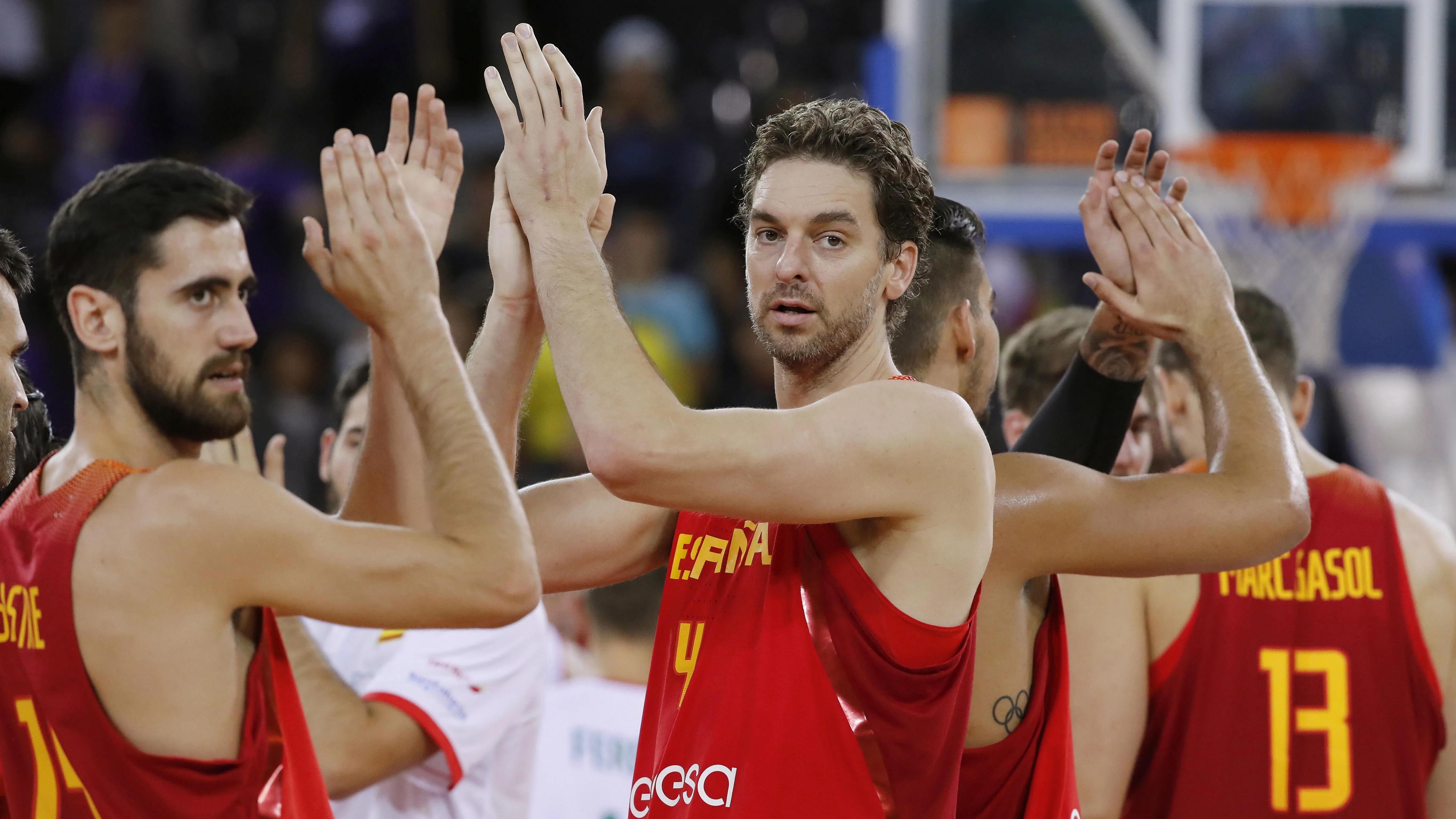 Pau Gasol aplaude junto a sus compañeros