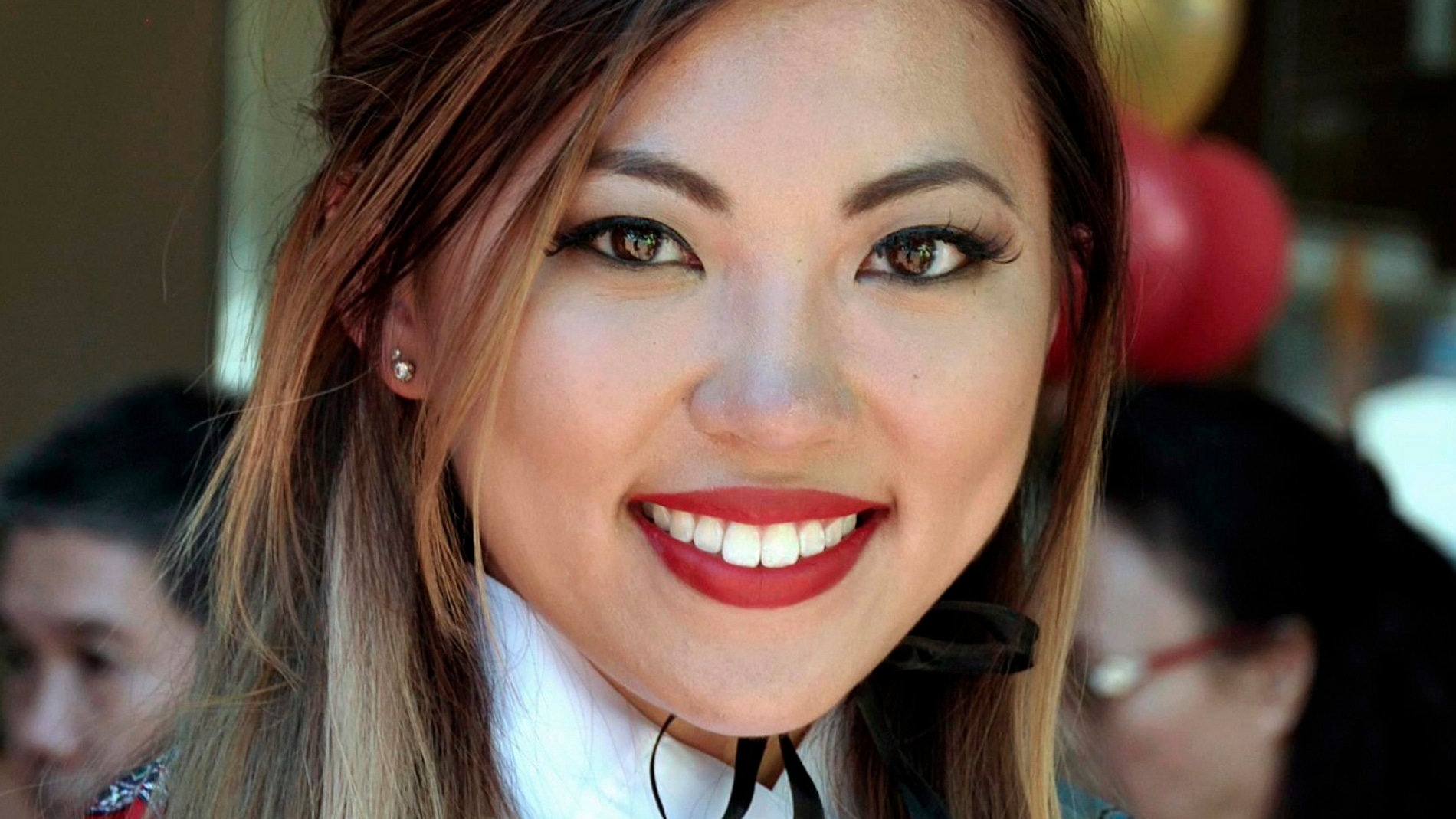 Mujer china sonriendo