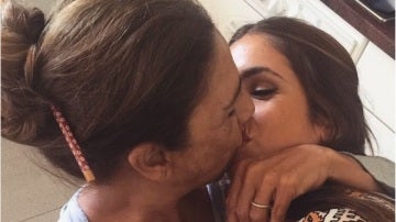 Lolita Flores se besa con su hija en una foto de Instagram