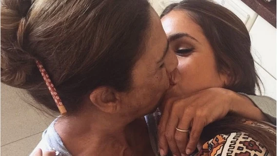 Lolita Flores se besa con su hija en una foto de Instagram Lolita Flores se besa con su hija en una foto de Instagram