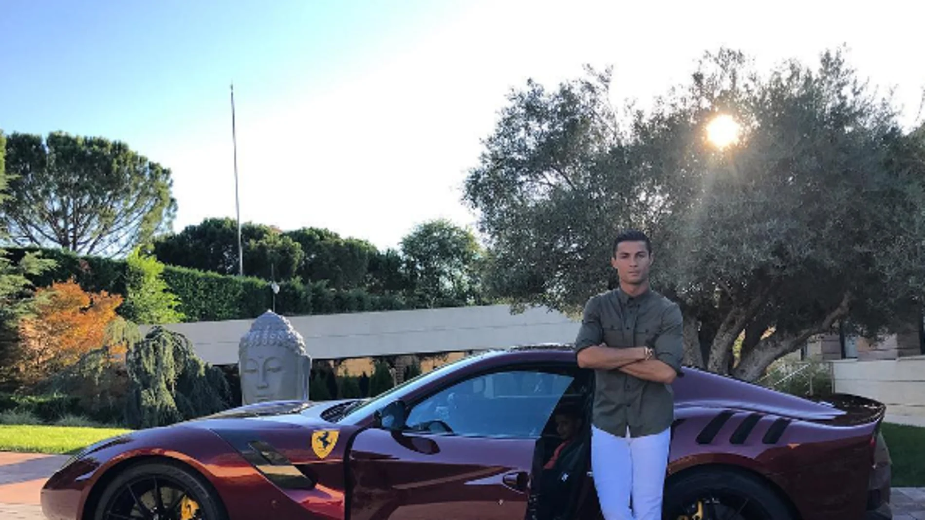 Cristiano Ronaldo, junto a su nuevo coche