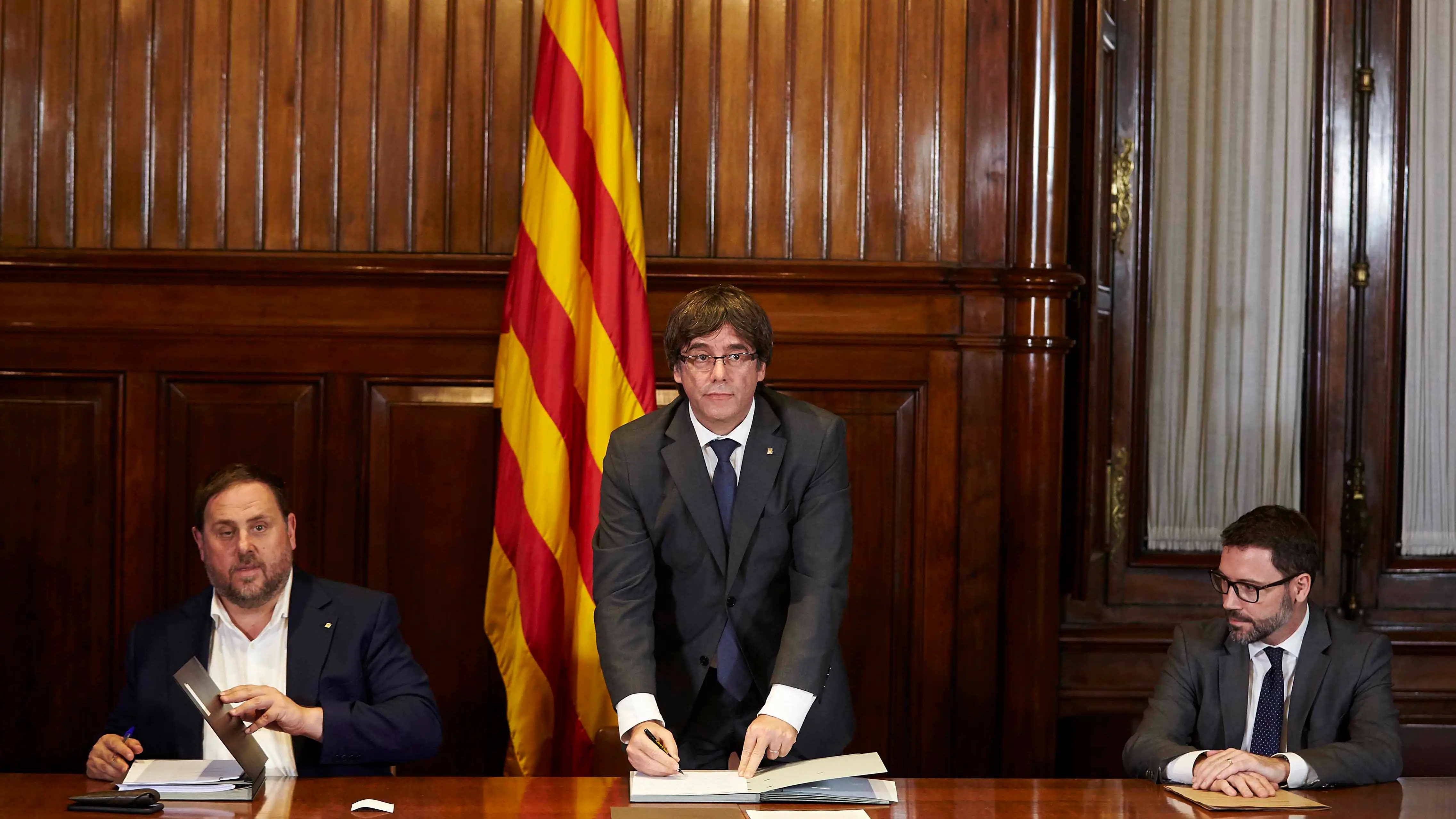 El presidente de la Generalitat, Carles Puigdemont, firma la convocatoria de referéndum 