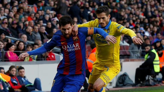 Leo Messi intenta zafarse de Helder Lopes en un Barcelona - Las Palmas Leo Messi intenta zafarse de Helder Lopes en un Barcelona - Las Palmas