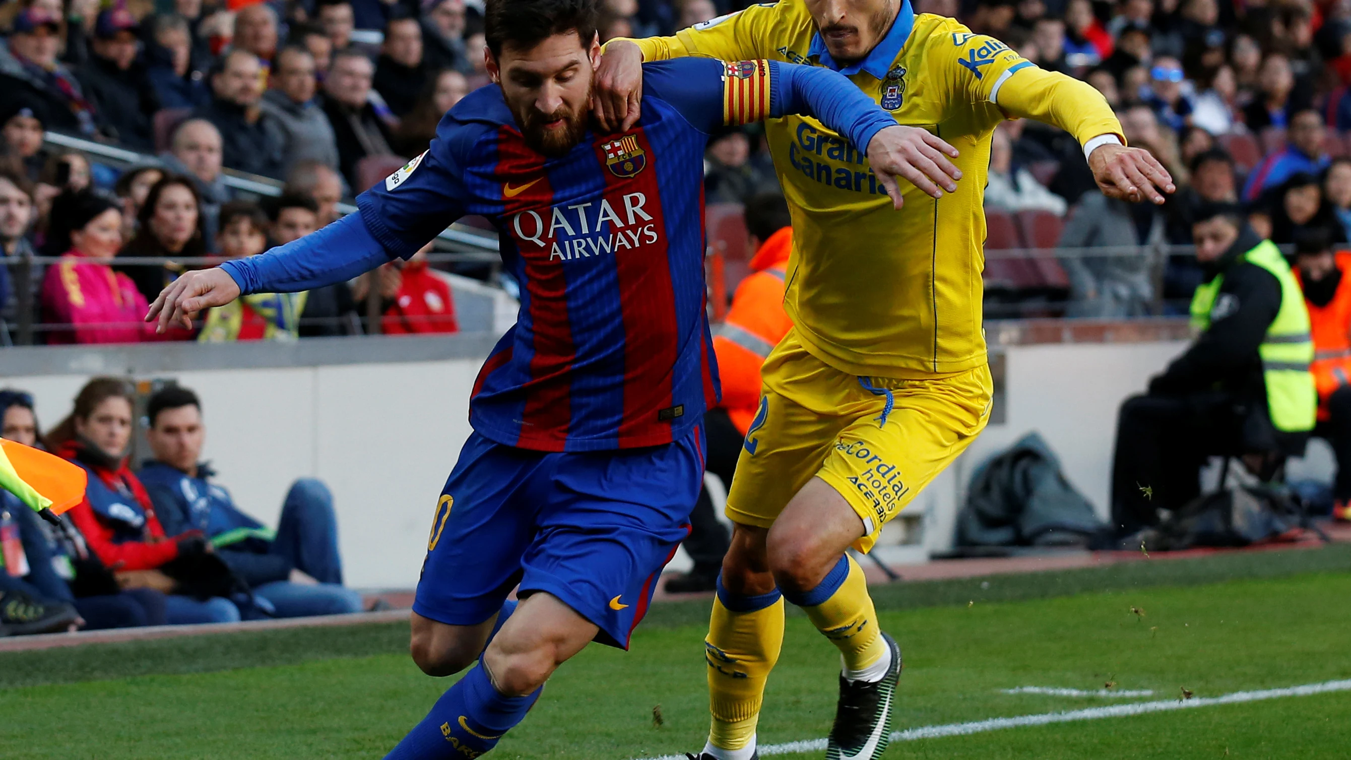 Leo Messi intenta zafarse de Helder Lopes en un Barcelona - Las Palmas