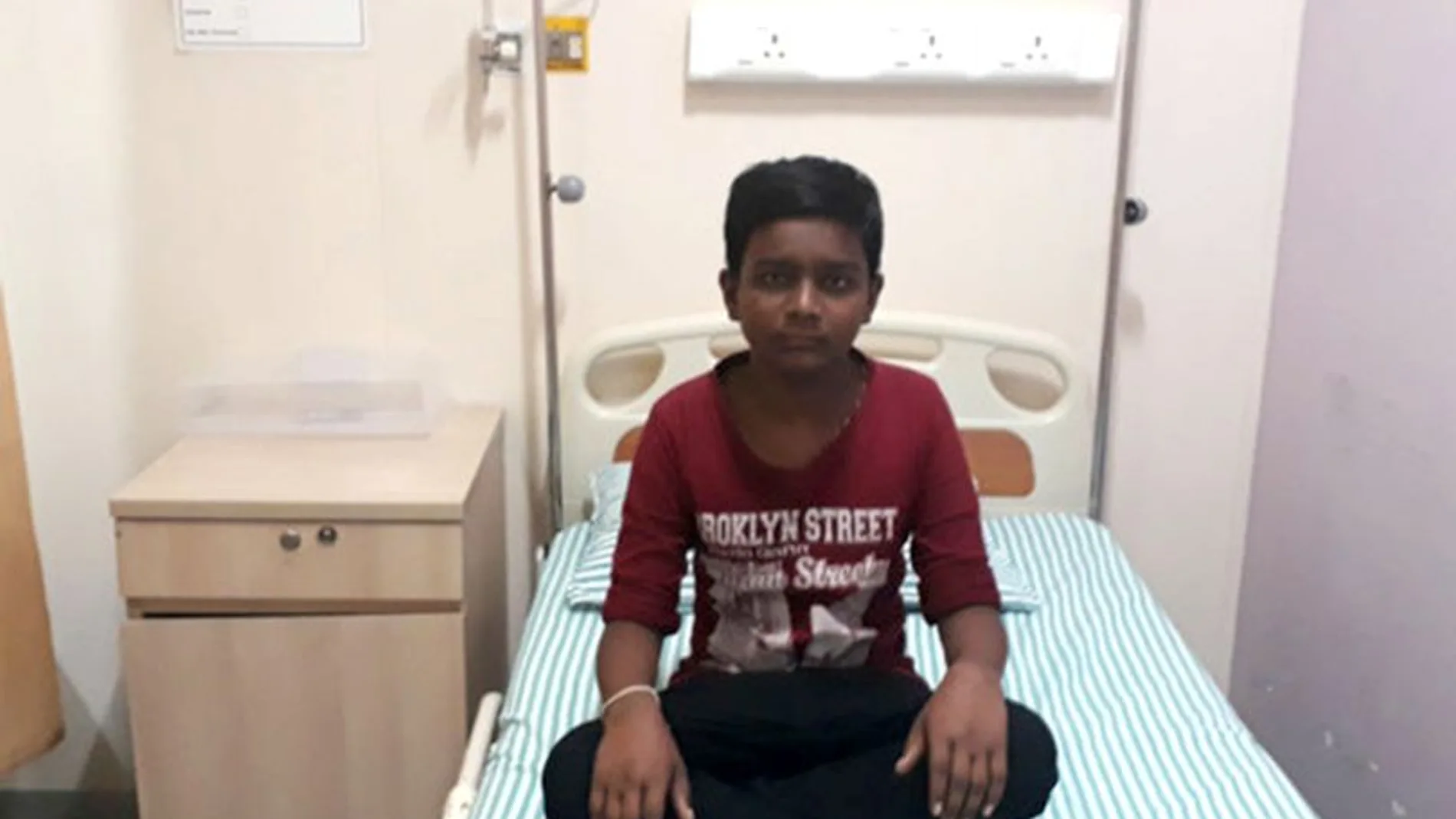 Santhosh, de 13 años, en una cama del hospital