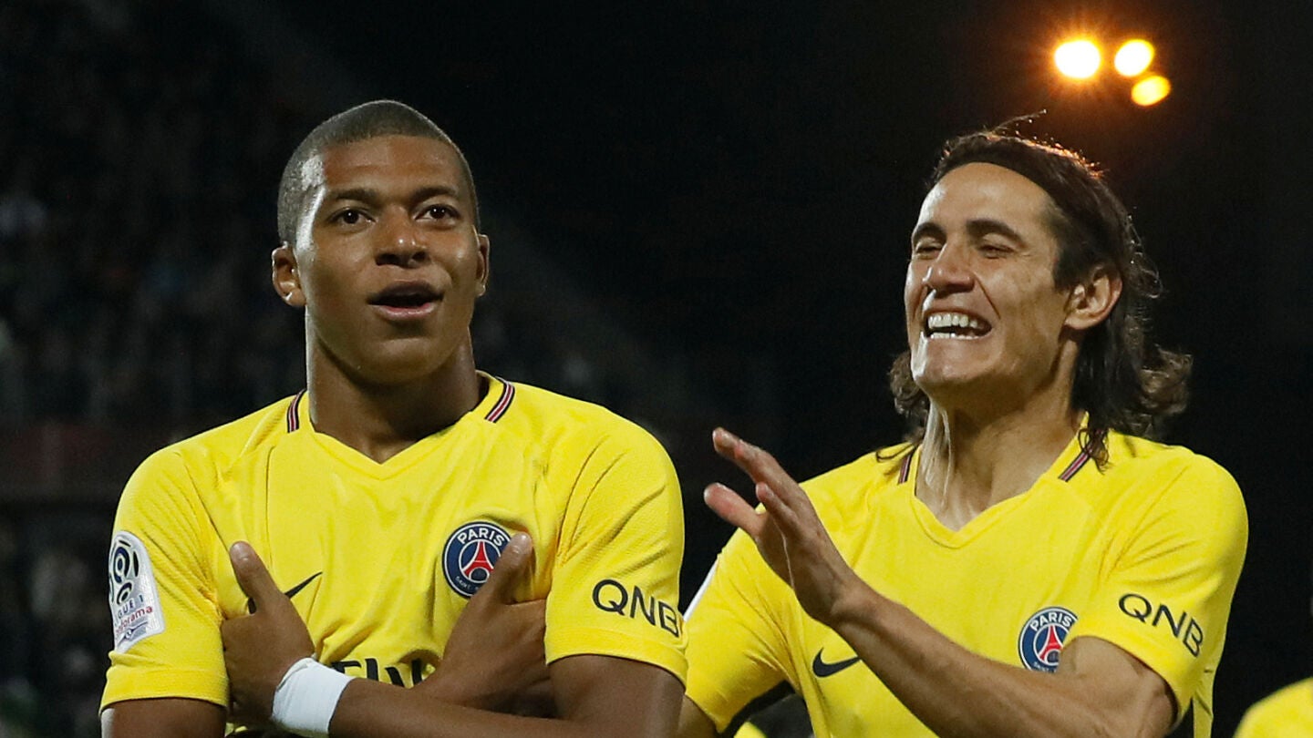 Mbapp&eacute; celebra su primer gol con el PSG junto a Cavani