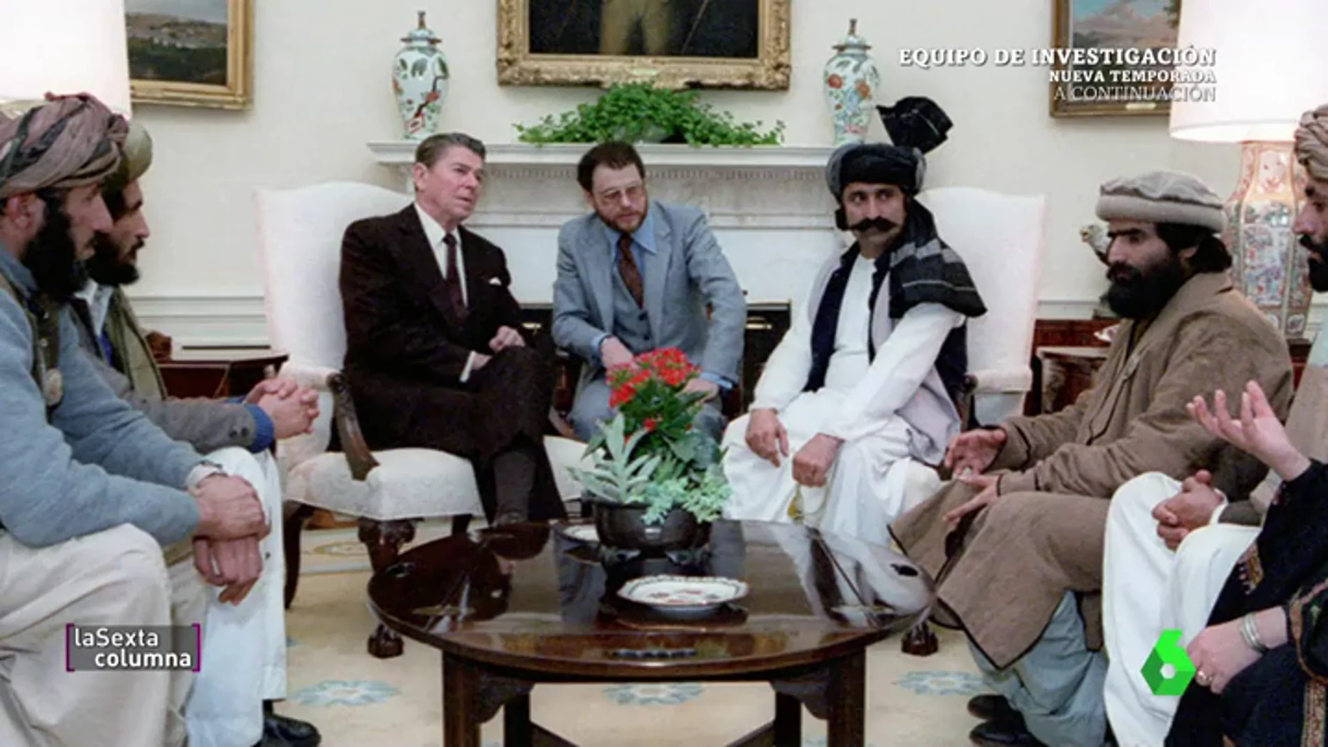 Ronald Reagan, acompañado de talibanes en la Casa Blanca