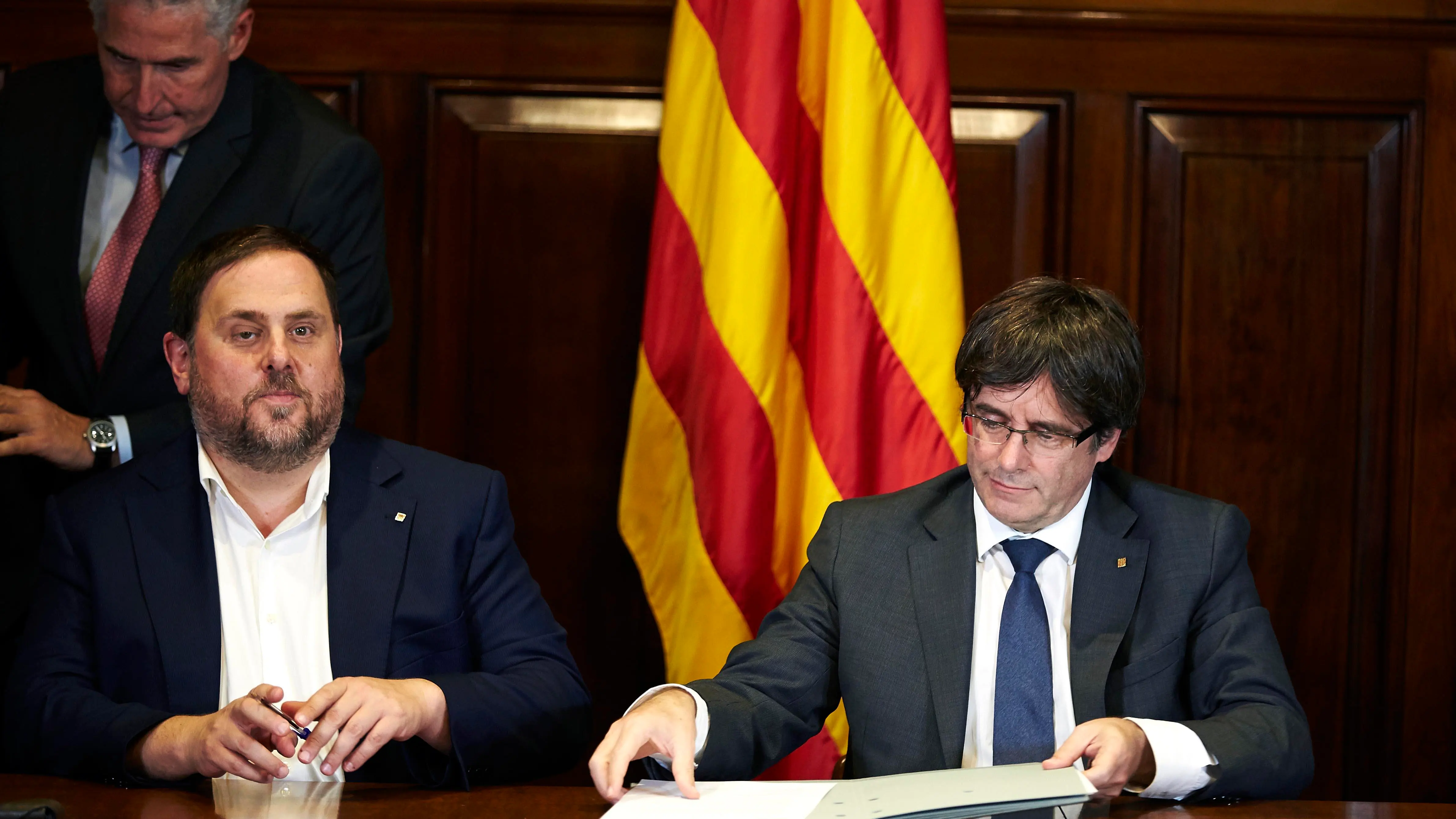 El presidente de la Generalitat, Carles Puigdemont, acompañado por el vicepresidente Oriol Junqueras, firma la convocatoria de referéndum en el Parlament