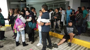 Pacientes y médicos de un hospital de Ciudad de México permanecen fuera del centro tras el terremoto