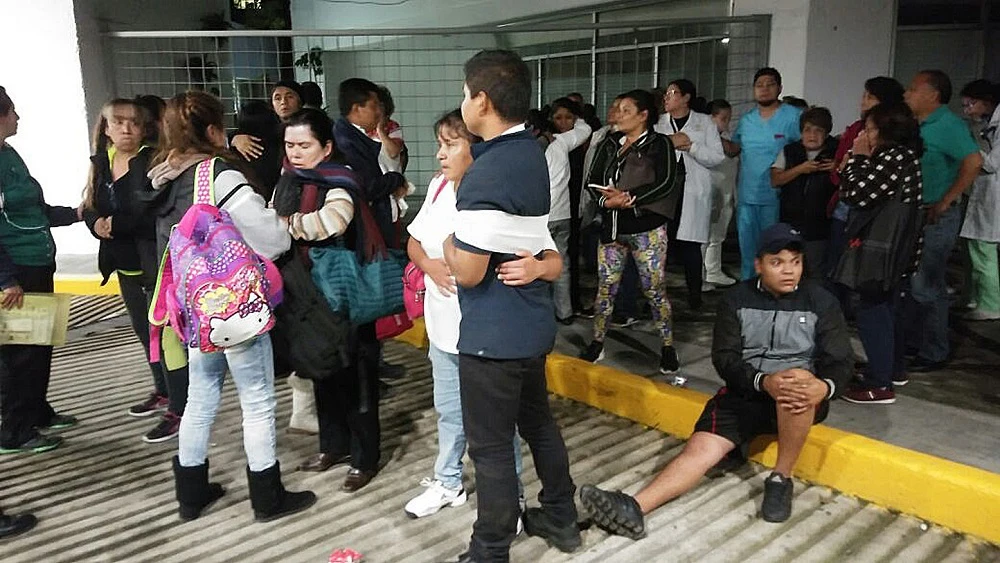 Pacientes y médicos de un hospital de Ciudad de México permanecen fuera del centro tras el terremoto Pacientes y médicos de un hospital de Ciudad de México permanecen fuera del centro tras el terremoto