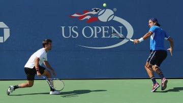 Marc López y Feliciano López, en acción durante el US Open