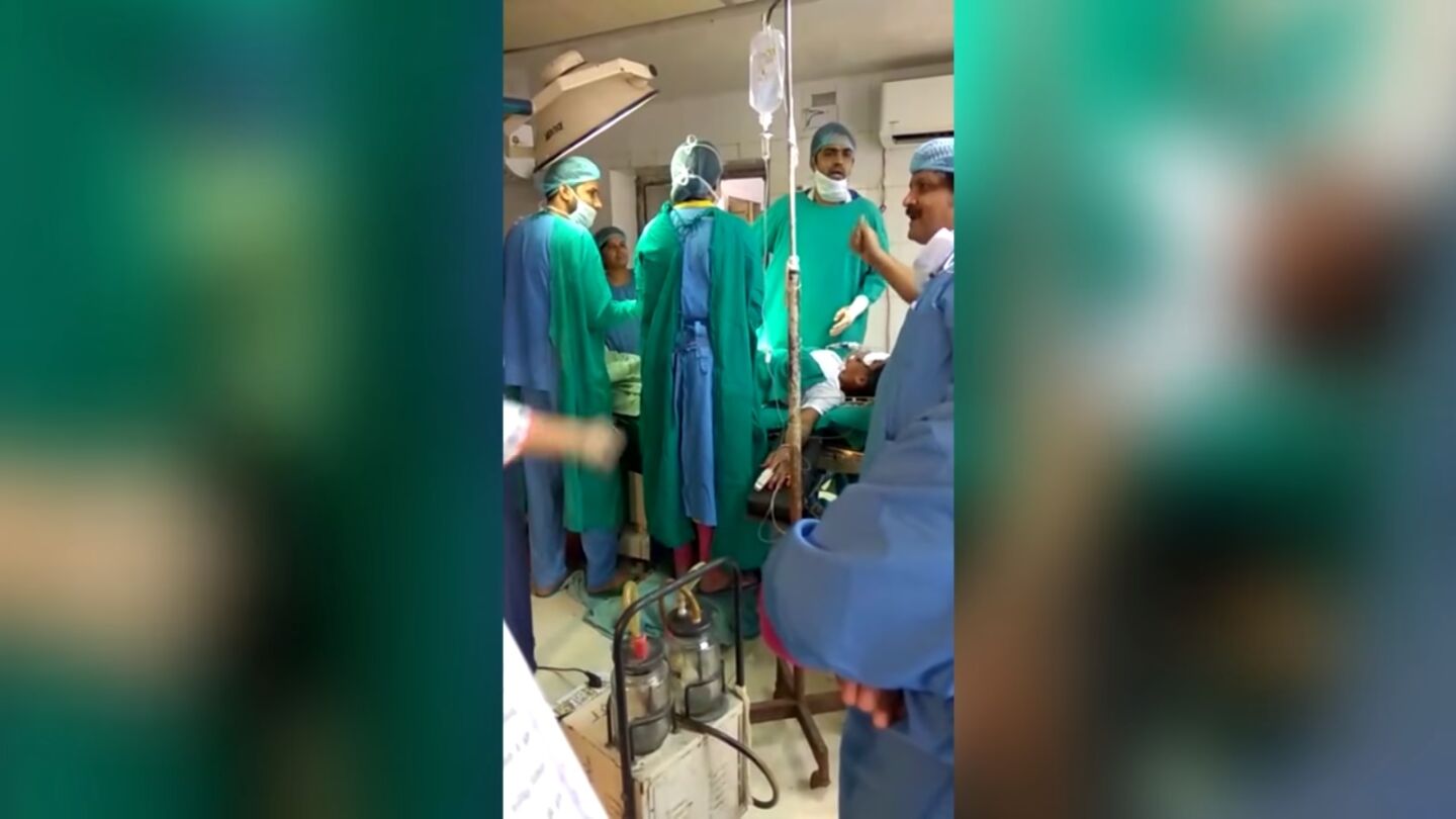 Los m&eacute;dicos discuten durante la operaci&oacute;n