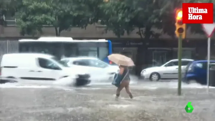 Con el agua casi por las rodillas: Así ha sido la tromba de agua que ha inundado Palma de Mallorca.