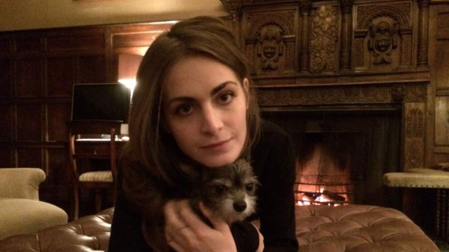 La dise&ntilde;adora y exactriz, Dolly-Ann Osterloh, con su perro. 