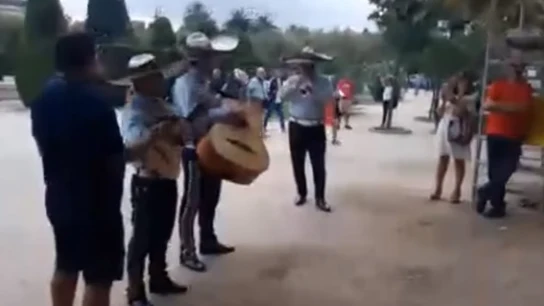 Mariachis en las puertas del Parlament Mariachis en las puertas del Parlament