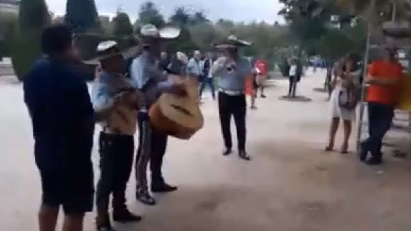 Mariachis en las puertas del Parlament