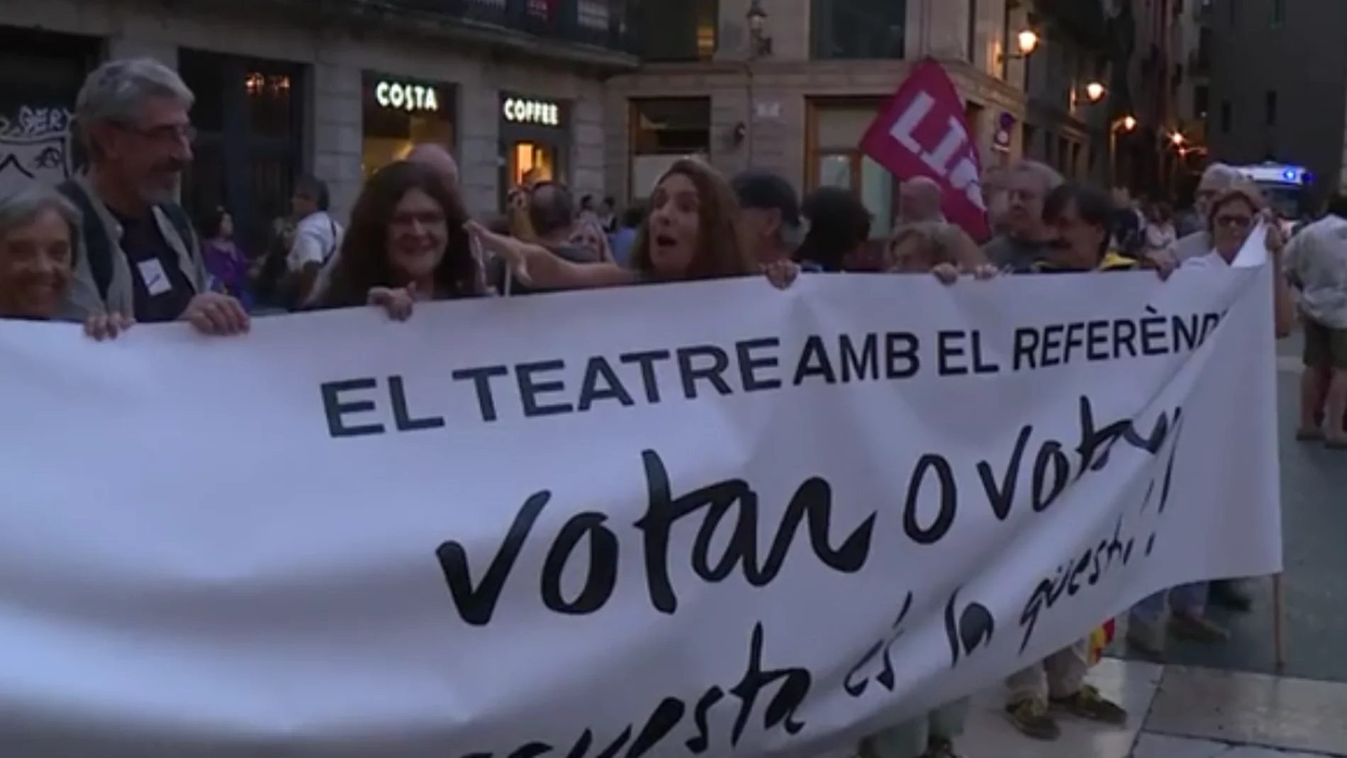  La CUP protesta contra las resoluciones del Tribunal Constitucional frente al Ayuntamiento de Barcelona