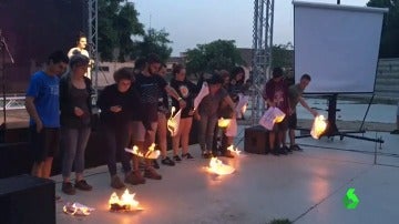 Miembros de Arran queman papeles con los nombres de los 12 jueces del Tribunal Constitucional