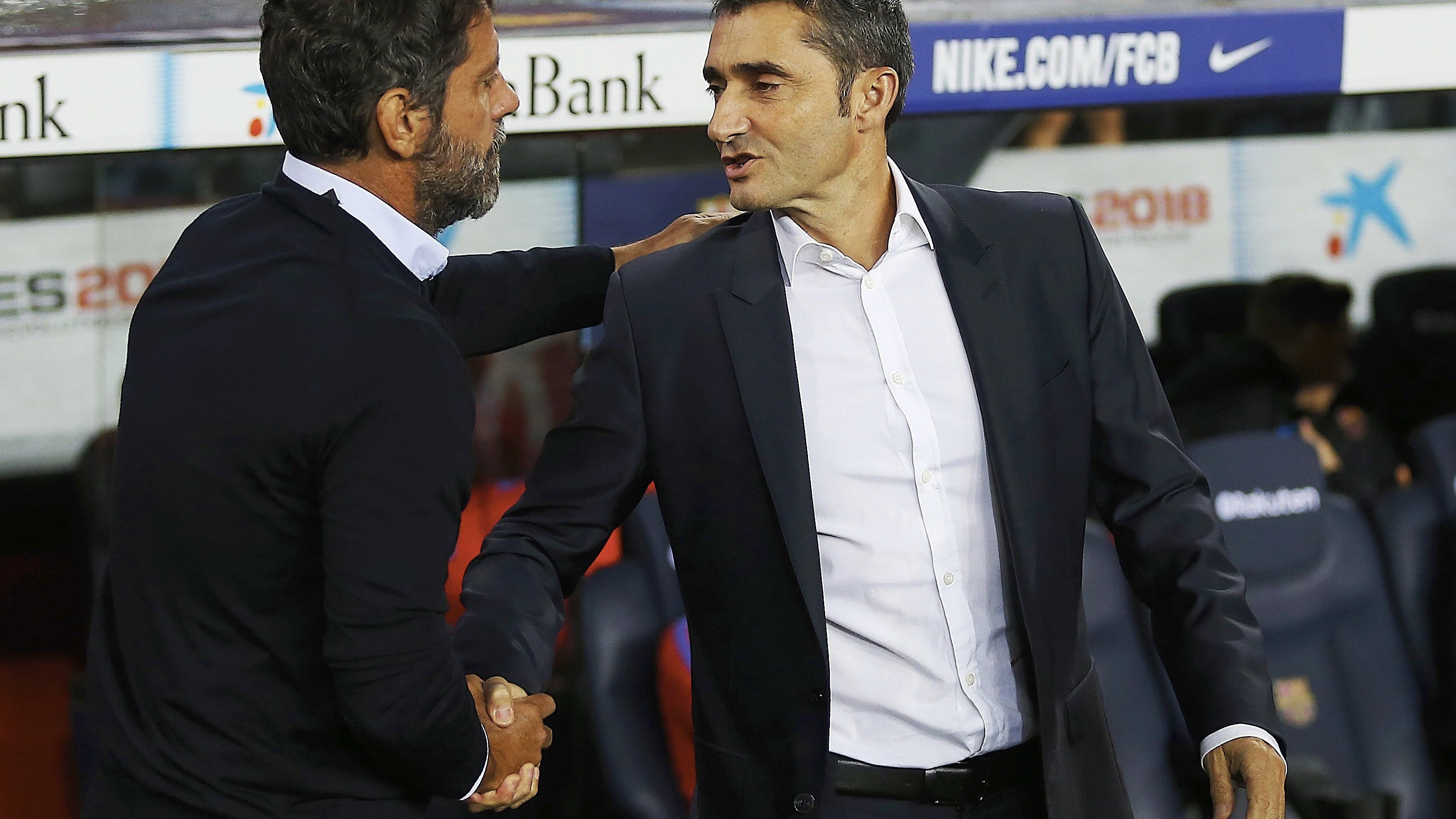 Quique Sánchez Florez y Ernesto Valverde se saludan antes del Barça - Espanyol