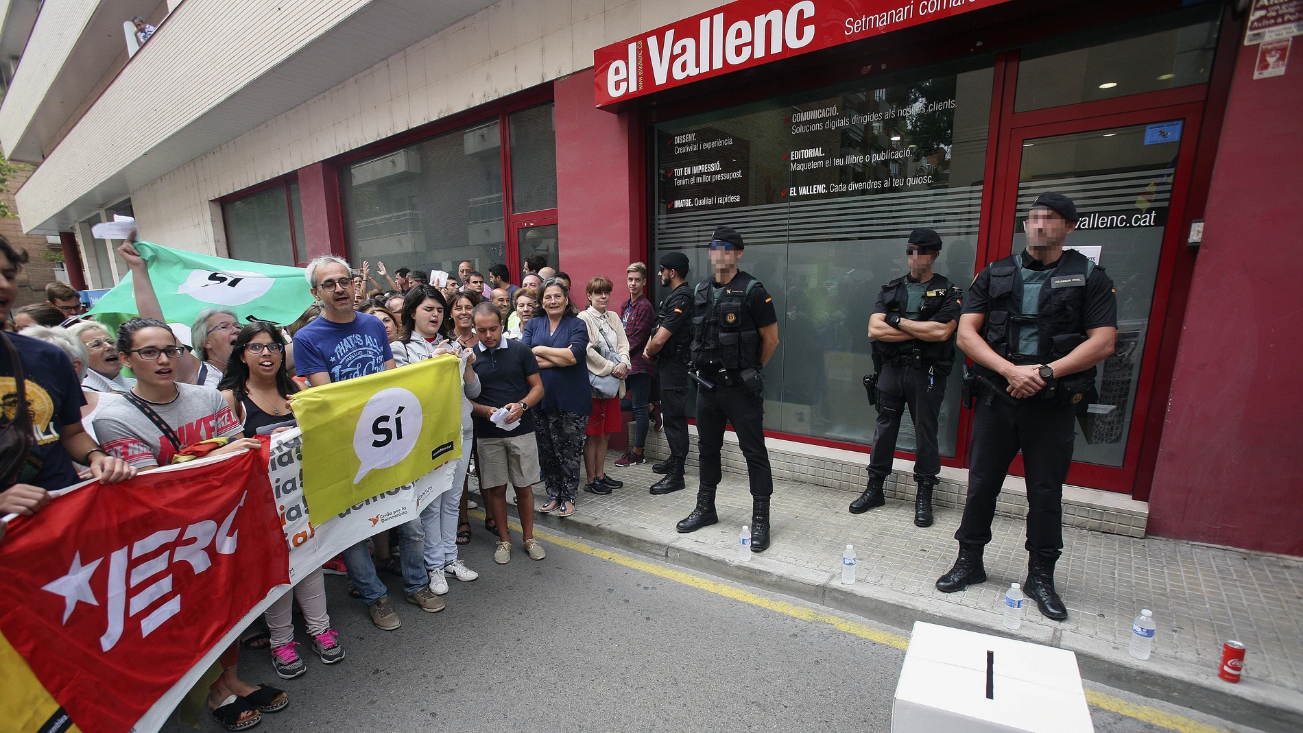 Agentes de la Guardia Civil están registrando un antiguo local del semanario El Vallenc, en Valls (Tarragona)