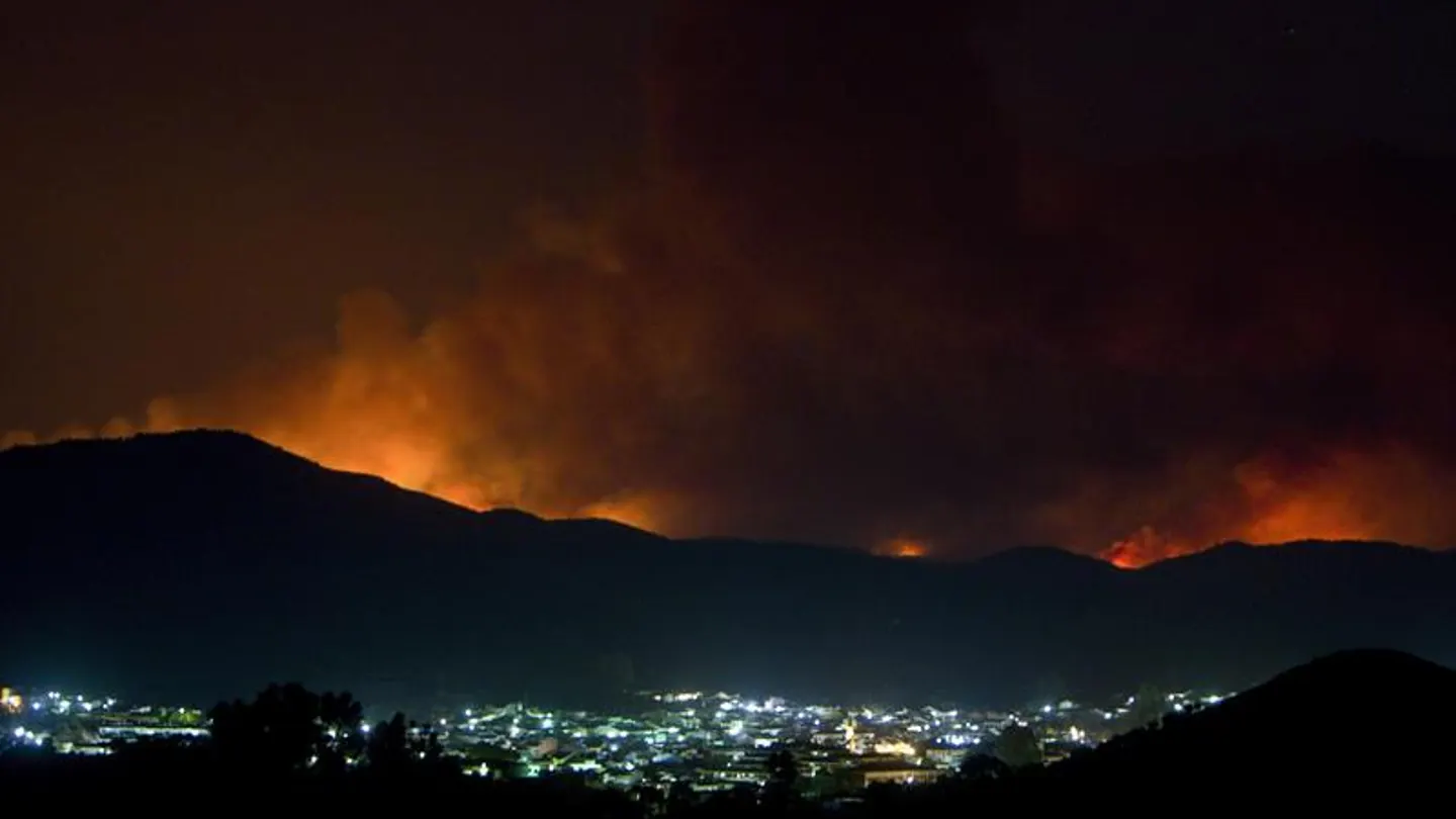 Imagen del incendio tras la localidad de Nerva (Huelva) Imagen del incendio tras la localidad de Nerva (Huelva)