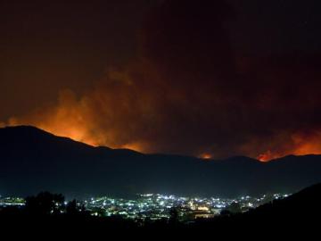 Imagen del incendio tras la localidad de Nerva (Huelva) Imagen del incendio tras la localidad de Nerva (Huelva)