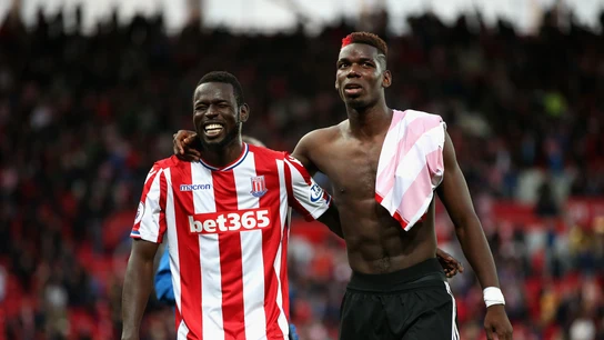 Mame Biram y Pogba se retiran del terreno de juego tras el Stoke - United Mame Biram y Pogba se retiran del terreno de juego tras el Stoke - United