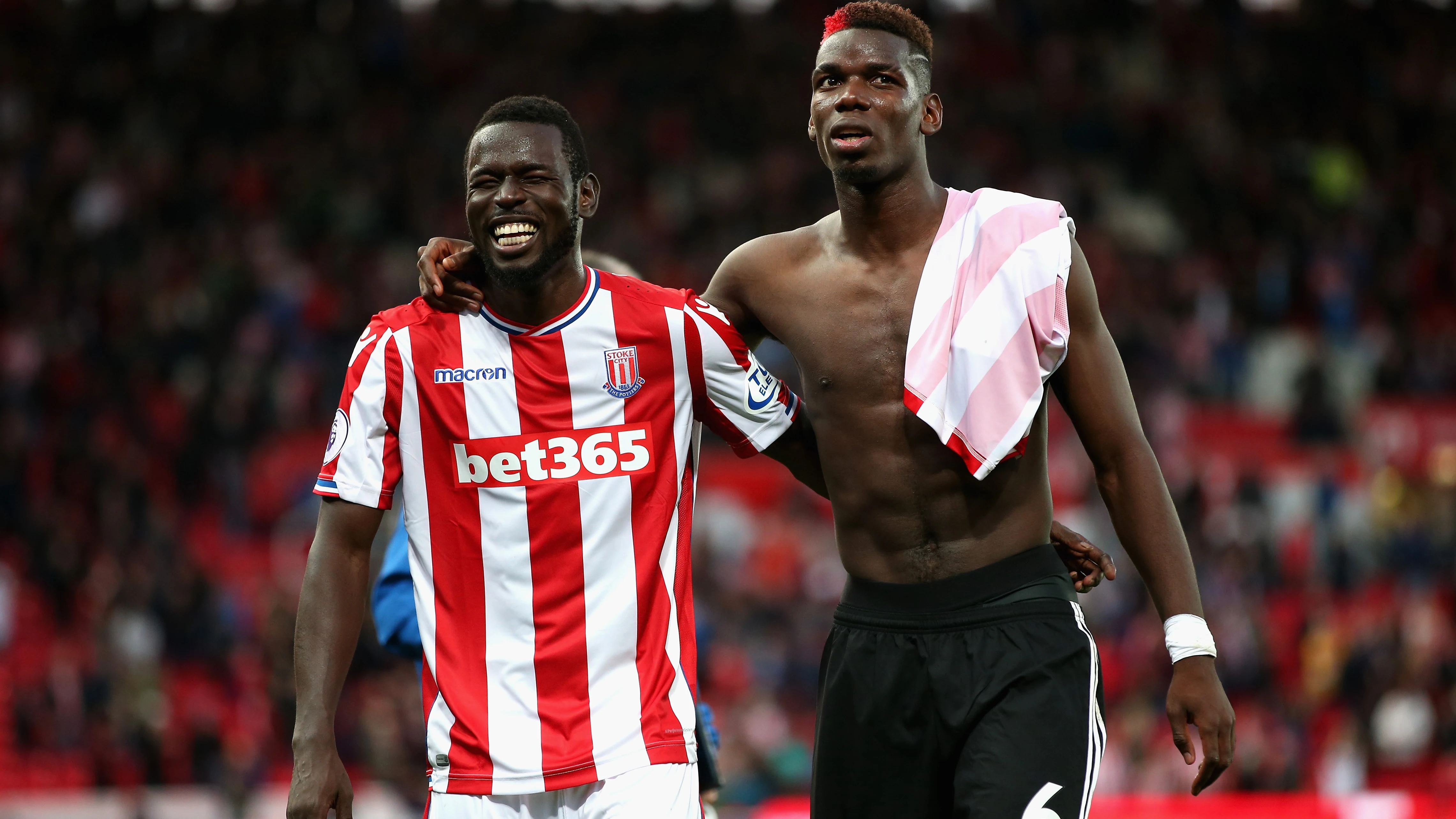 Mame Biram y Pogba se retiran del terreno de juego tras el Stoke - United