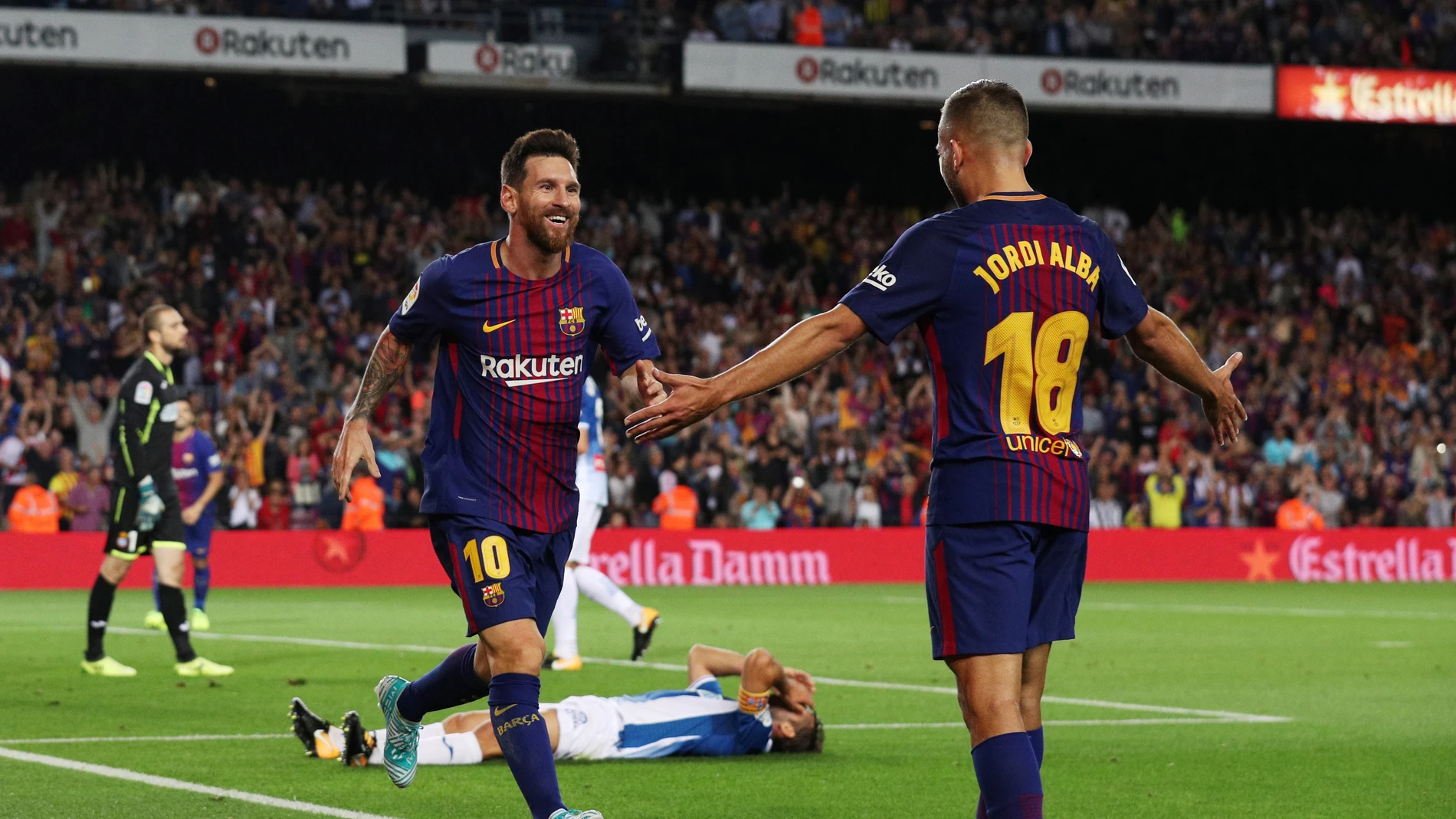 Leo Messi celebra con Jordi Alba uno de sus goles contra el Espanyol
