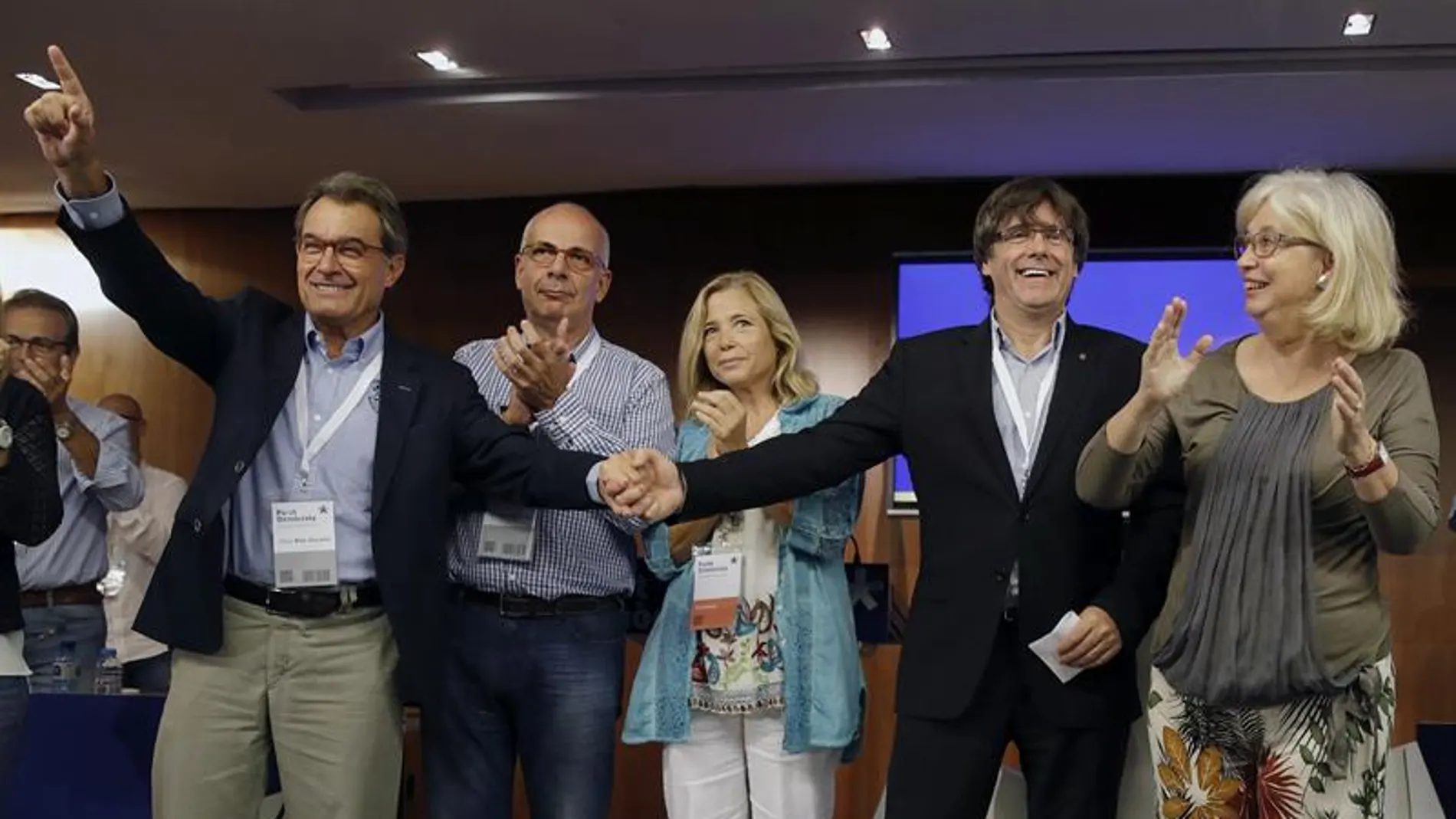 El president de la Generalitat, Carles Puigdemont, junto a Artur Mas