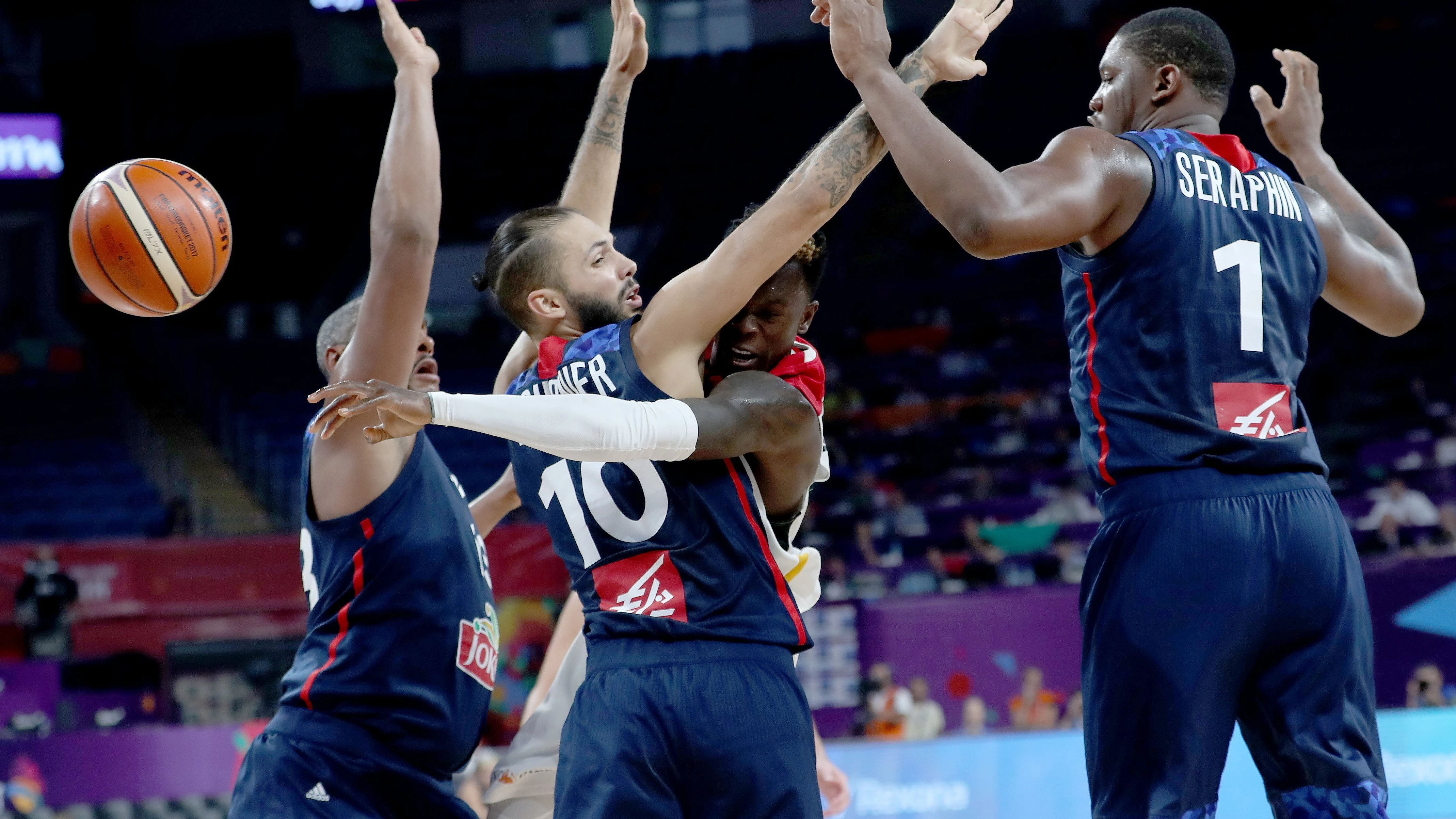 Schroder pasa el balón ante la defensa de Francia