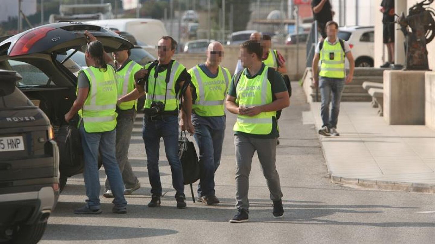 La Guardia Civil, durante el registro a la imprenta