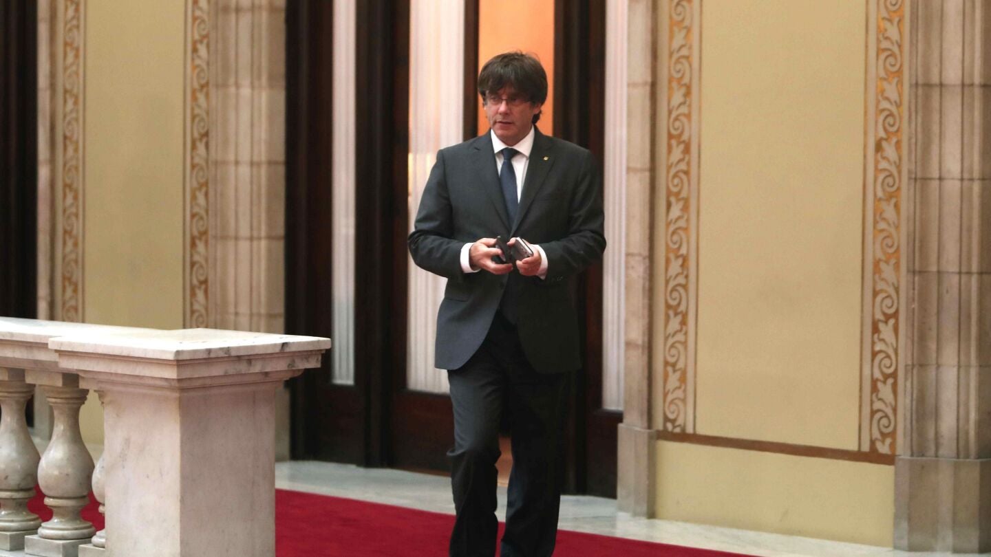 El presidente de la Generalitat, Carles Puigdemont, sale de su despacho en el Parlament de Catalu&ntilde;a