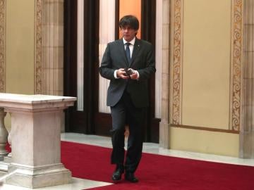 El presidente de la Generalitat, Carles Puigdemont, sale de su despacho en el Parlament de Cataluña El presidente de la Generalitat, Carles Puigdemont, sale de su despacho en el Parlament de Cataluña
