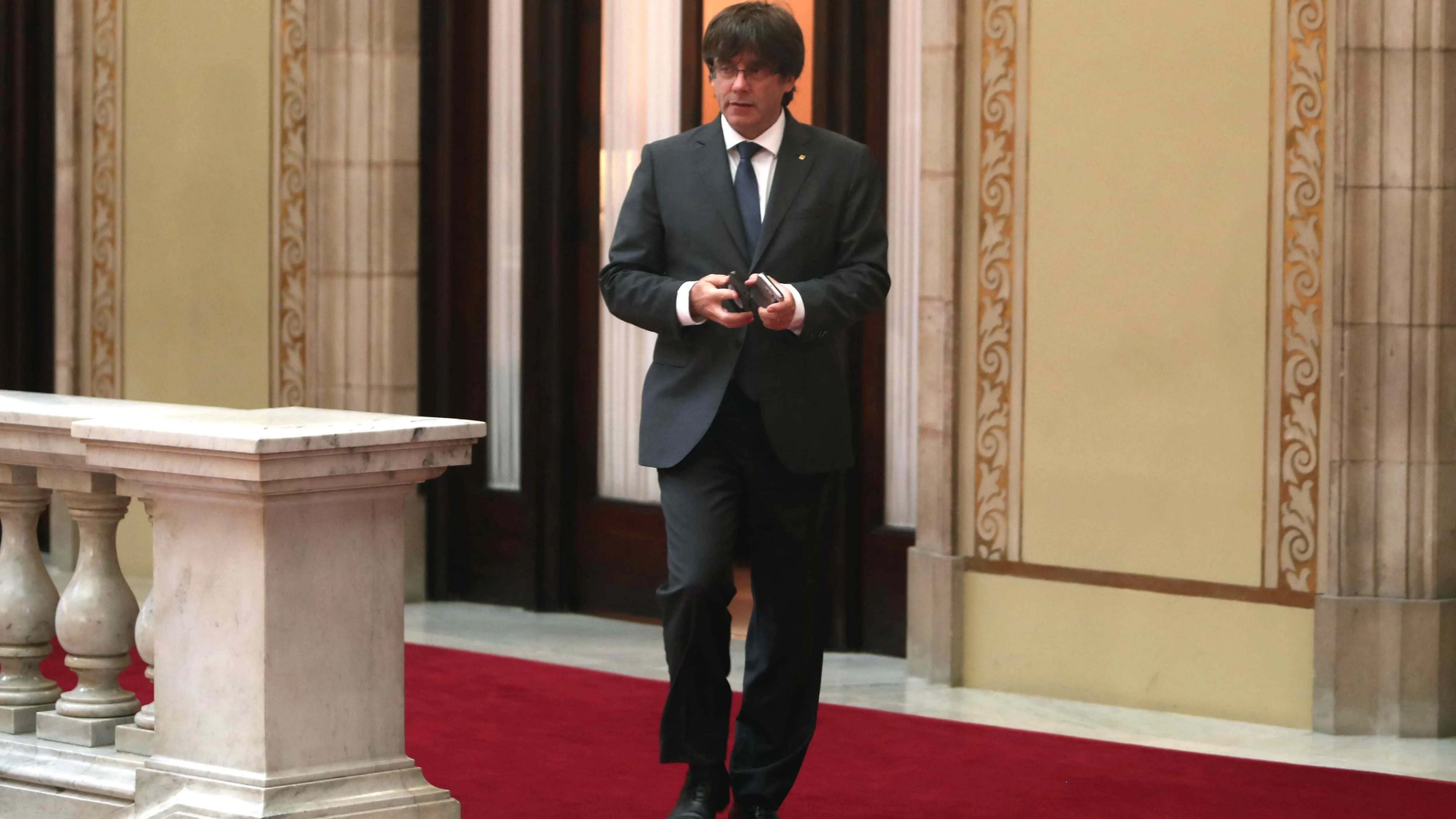 El presidente de la Generalitat, Carles Puigdemont, sale de su despacho en el Parlament de Cataluña