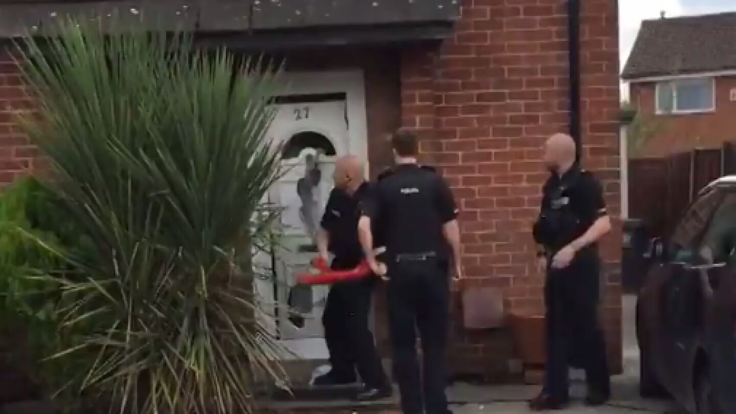 La polic&iacute;a entrando en la casa